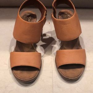 Toms Majorca brown leather cutout size 9
